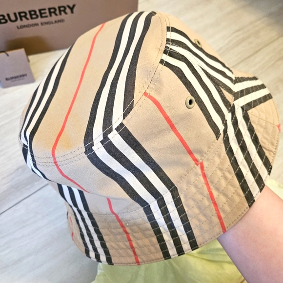 Burberry Reversible Bucket Hat - Picture 2 of 5